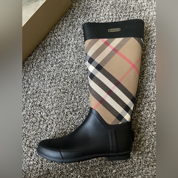 Burberry knee high rain boots - Picture 4 of 5